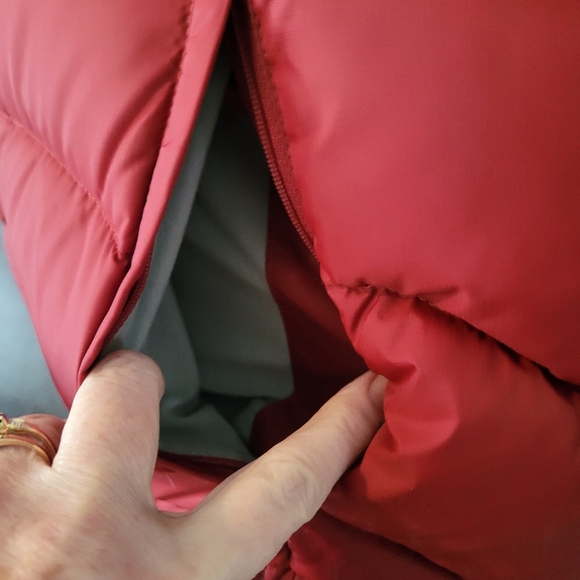 L.L. Bean goose down puffer vest in dark red - S.            J91 - Picture 6 of 7